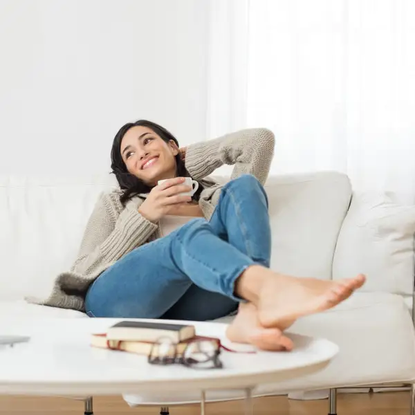 Chica en casa con café.