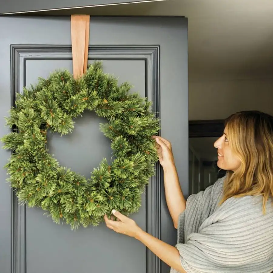 Corona de Navidad en la puerta de entrada