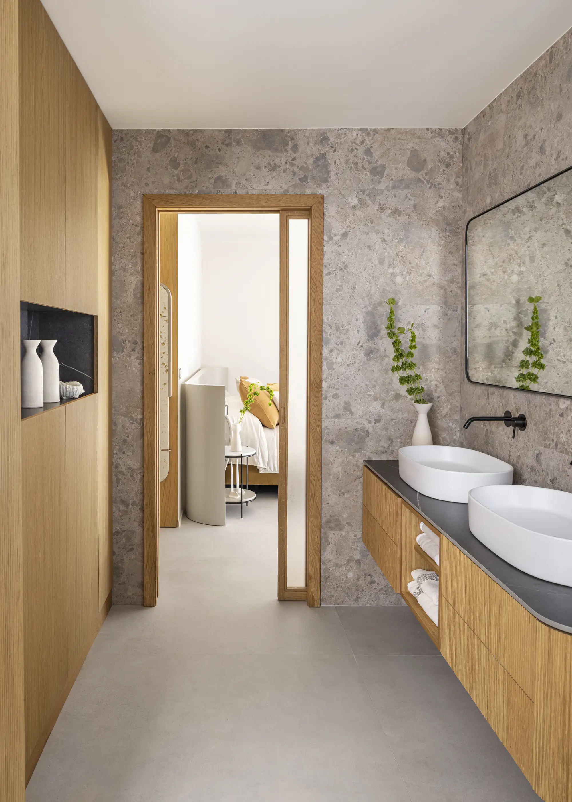 Baño moderno con muebles de madera.