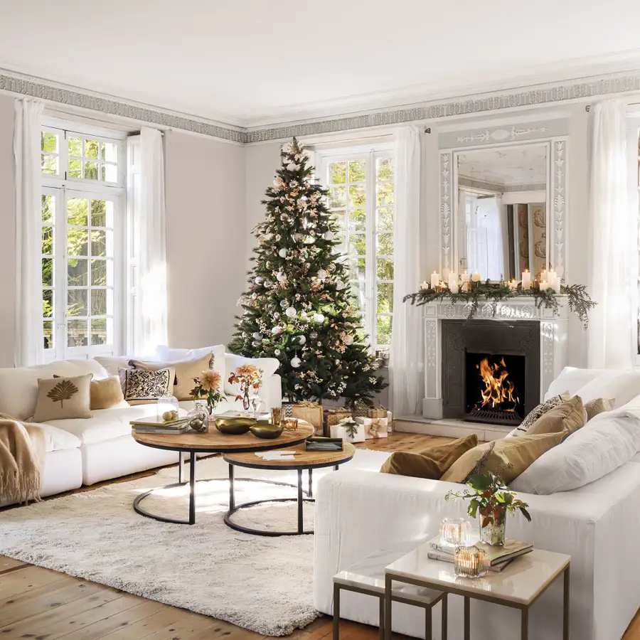 árbol de navidad clásico chimenea salón blanco