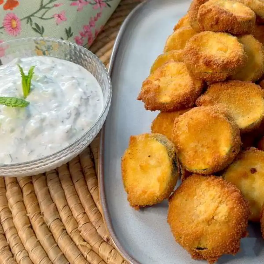 Calabacín rebozado con salsa de yogur y pepino