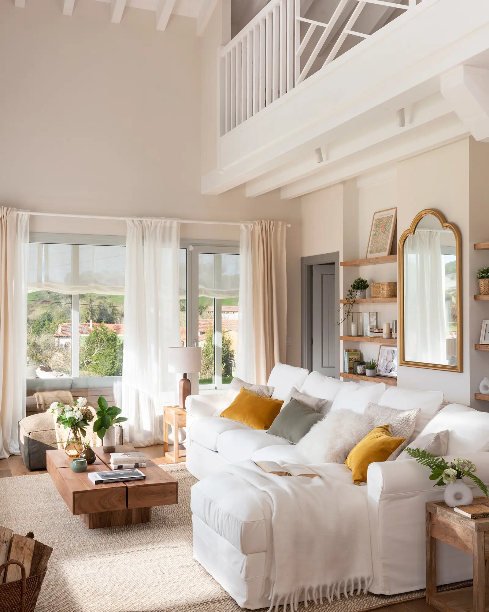 Salón con sofá blanco con chise longue y mesa de centro en madera