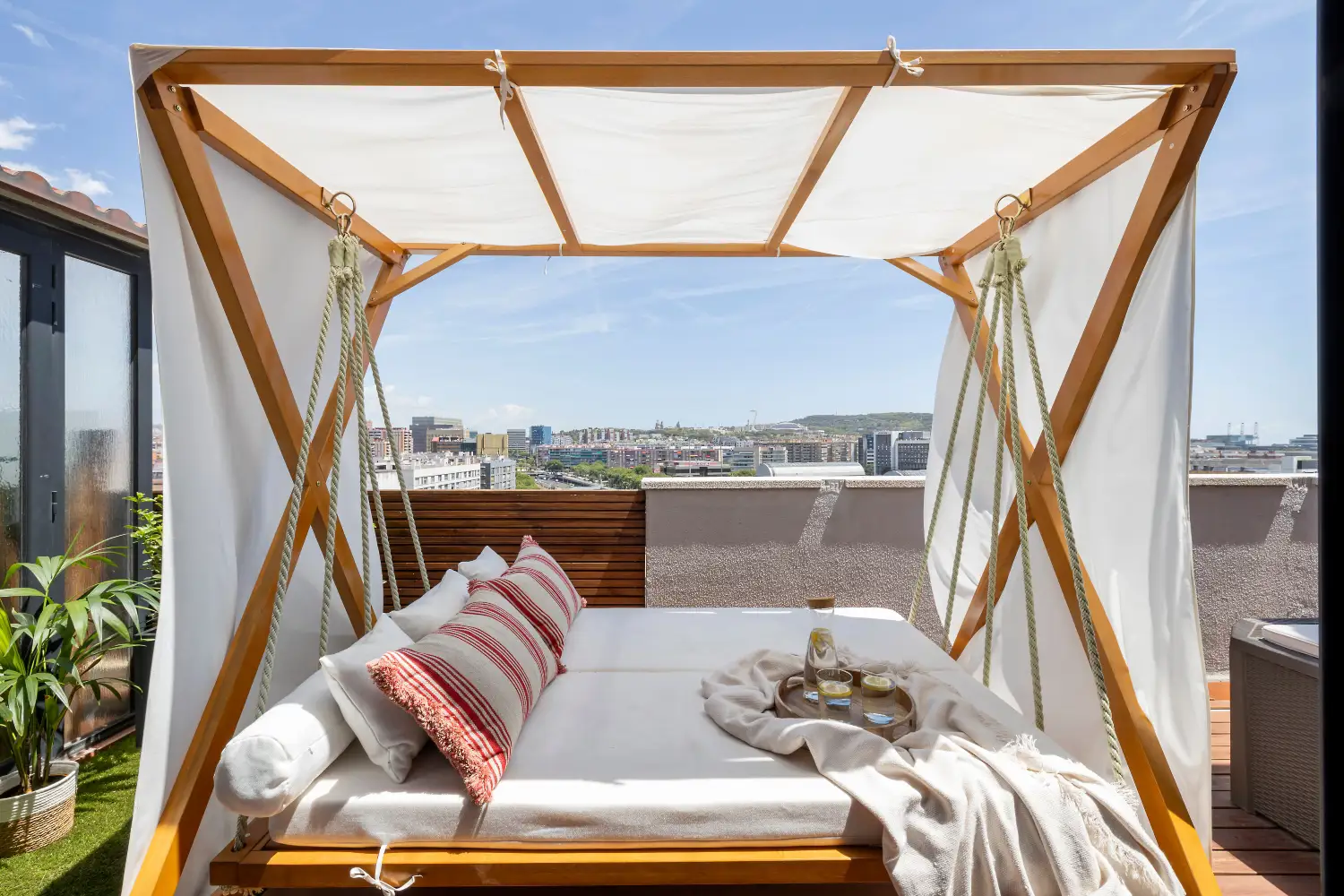 Una cama balinesa en la terraza privada