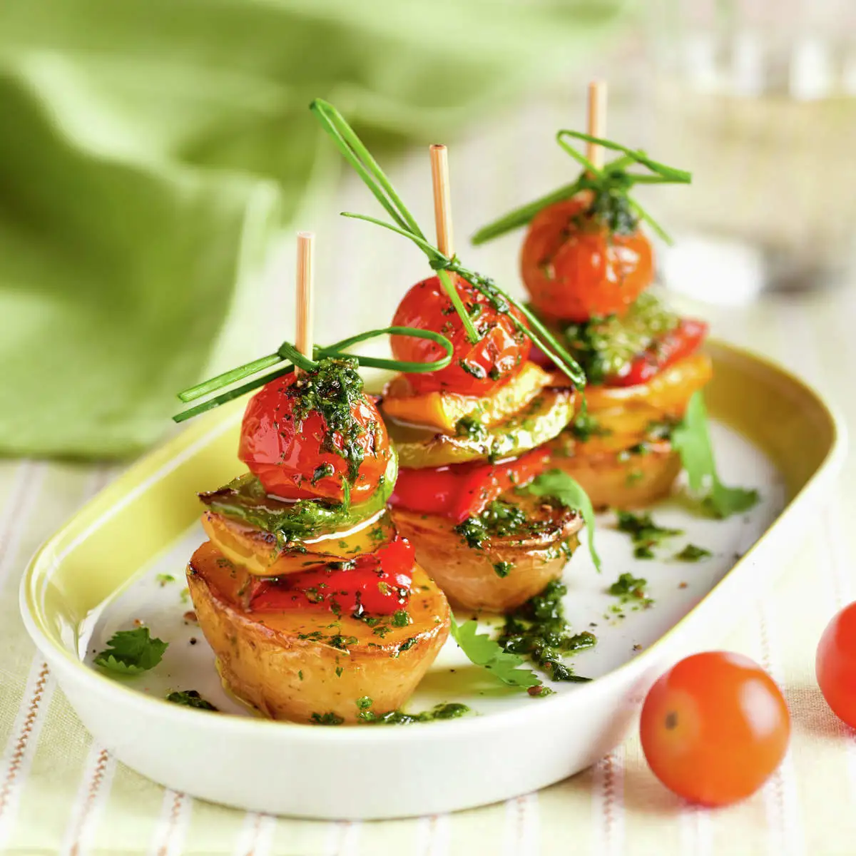 pinchos de patata y pimiento con mojo verde de cilantro