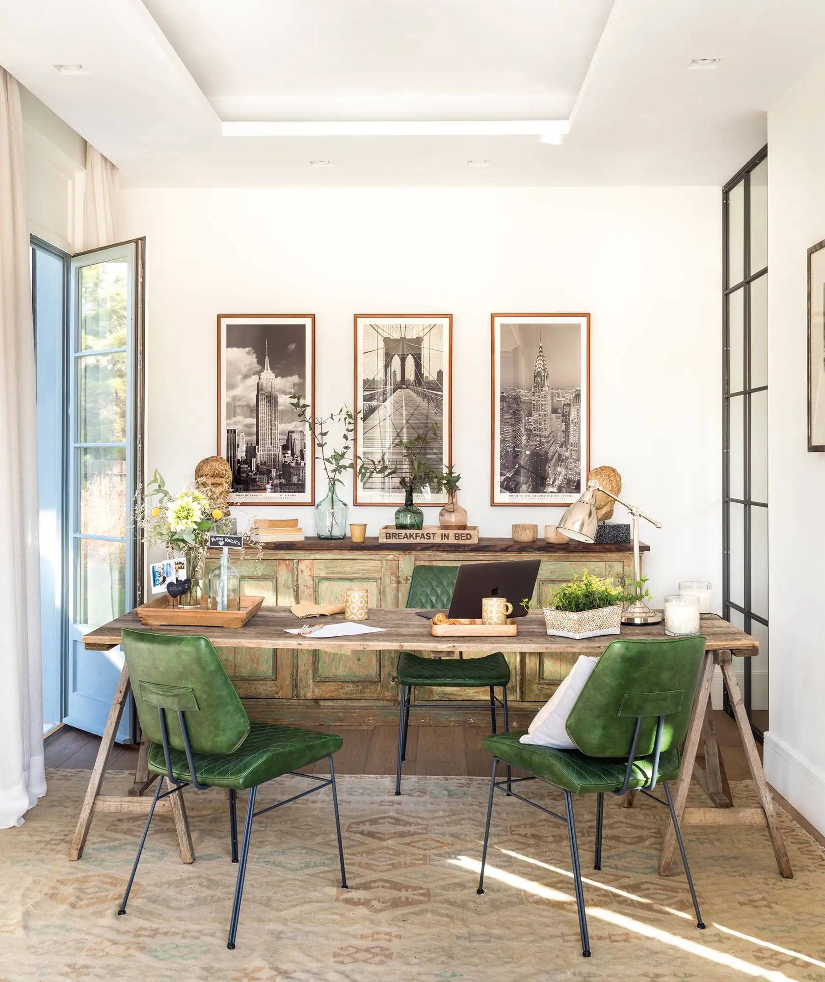 Comedor con aparador de madera y sillas tapizas en verde.