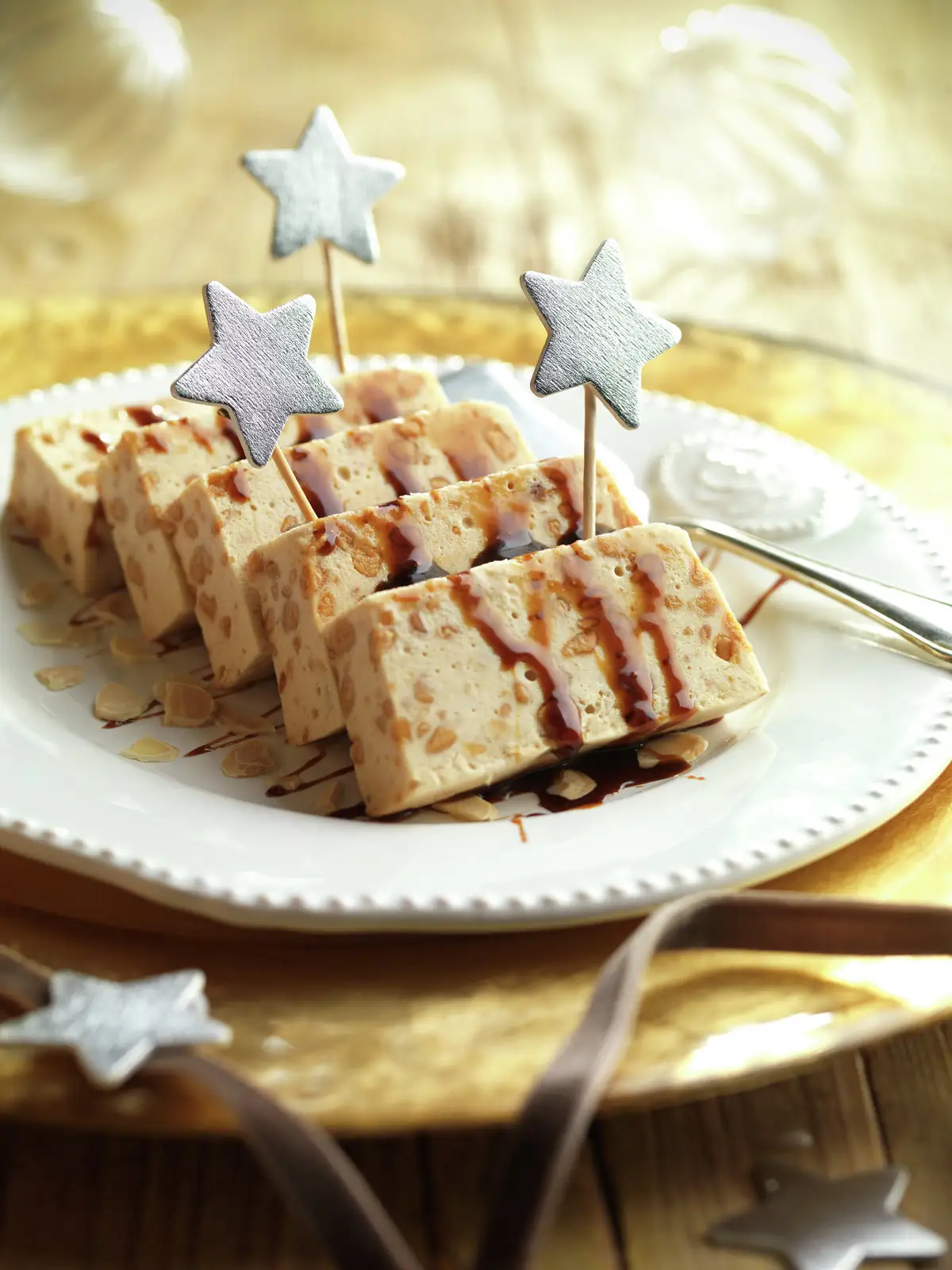 Postre: Biscuit helado de turrón Jijona con caramelo y ron