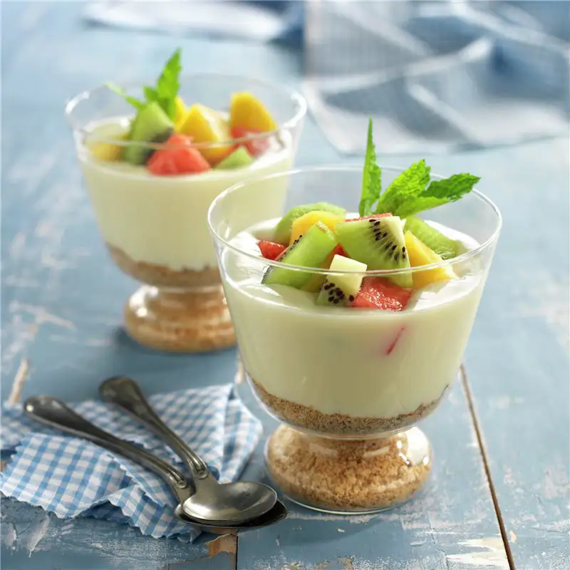 Postre: Copa de frutas con mousse de piña 