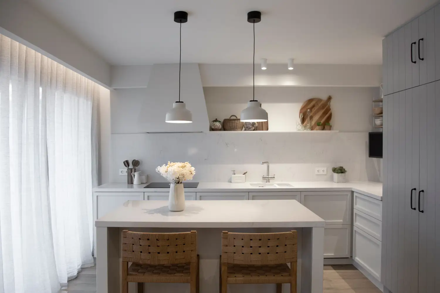 Una cocina en blanco roto y madera de roble