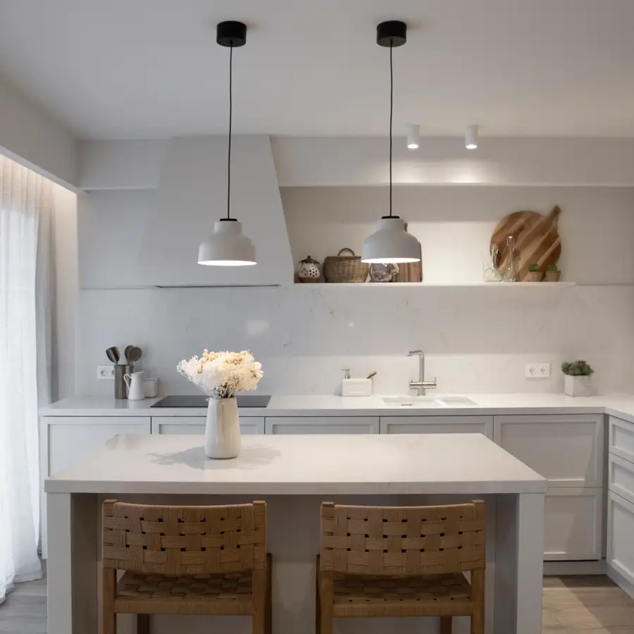 Una cocina en blanco roto y madera de roble