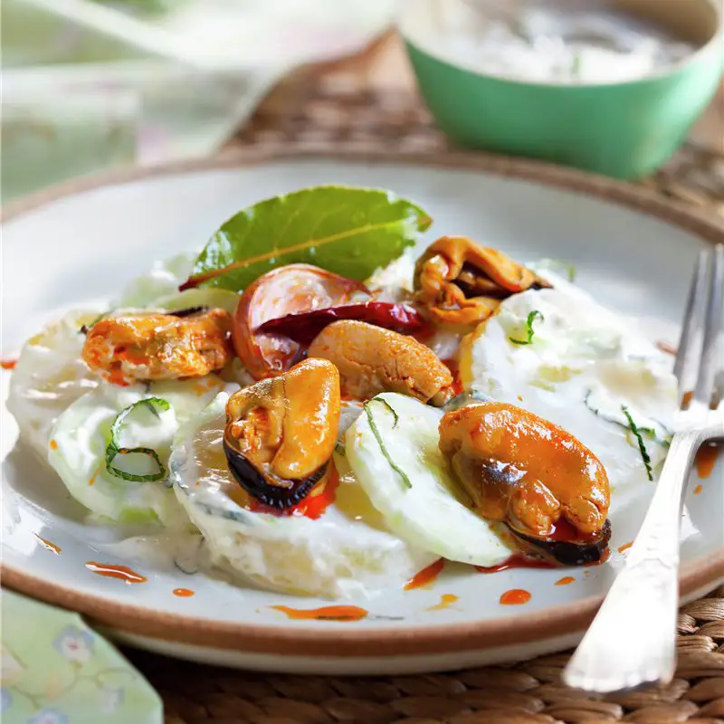 patatas con mejillones con salsa de yogur y menta