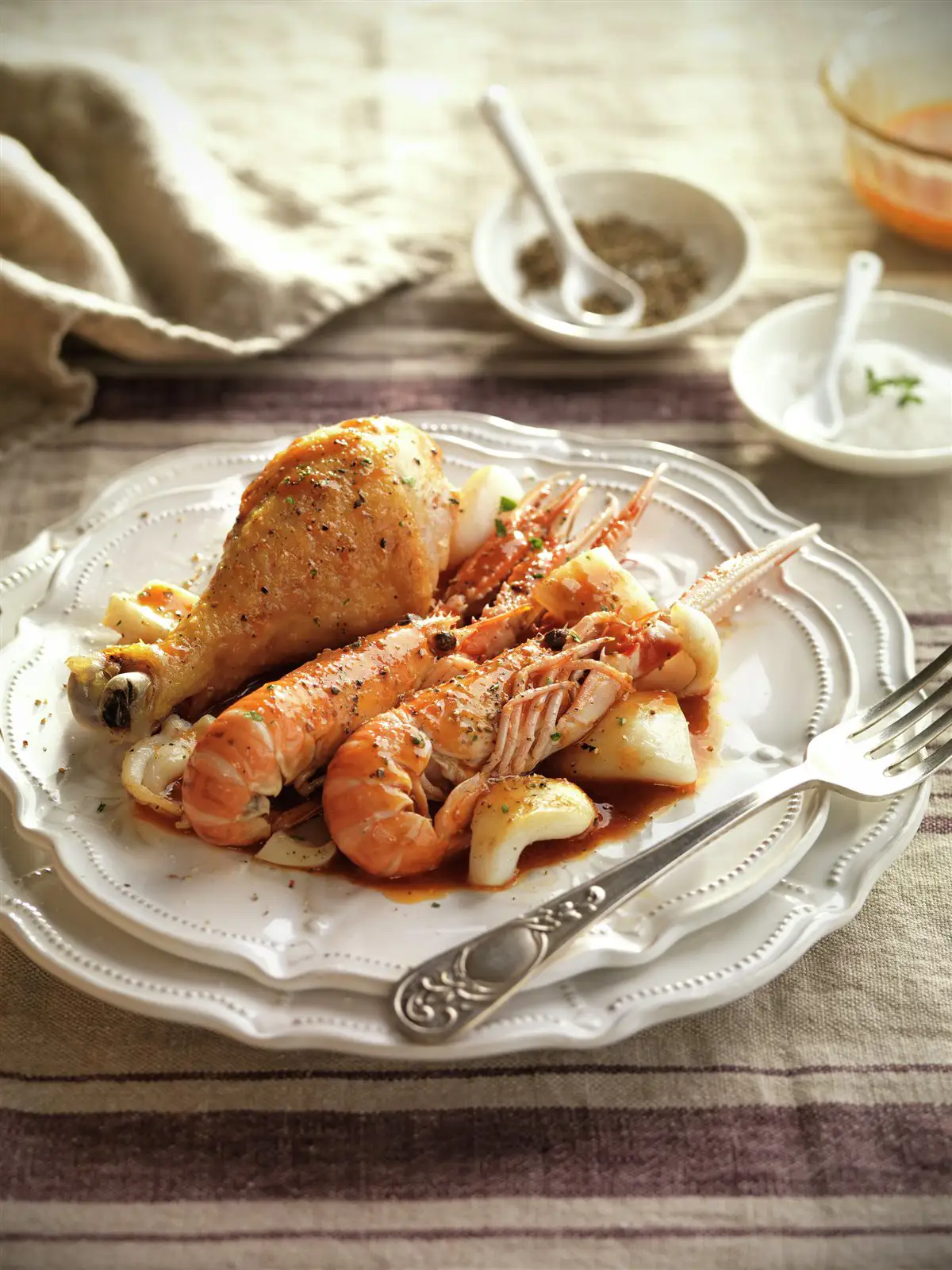 Pollo guisado con sepia y cigalas