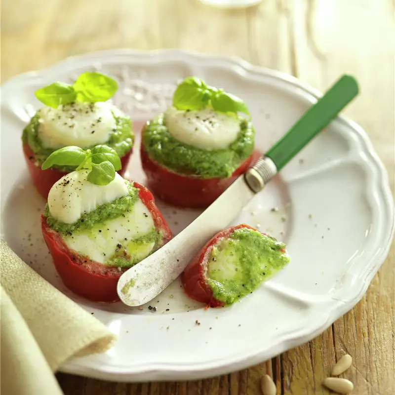 Tomates rellenos de mozzarella y pesto