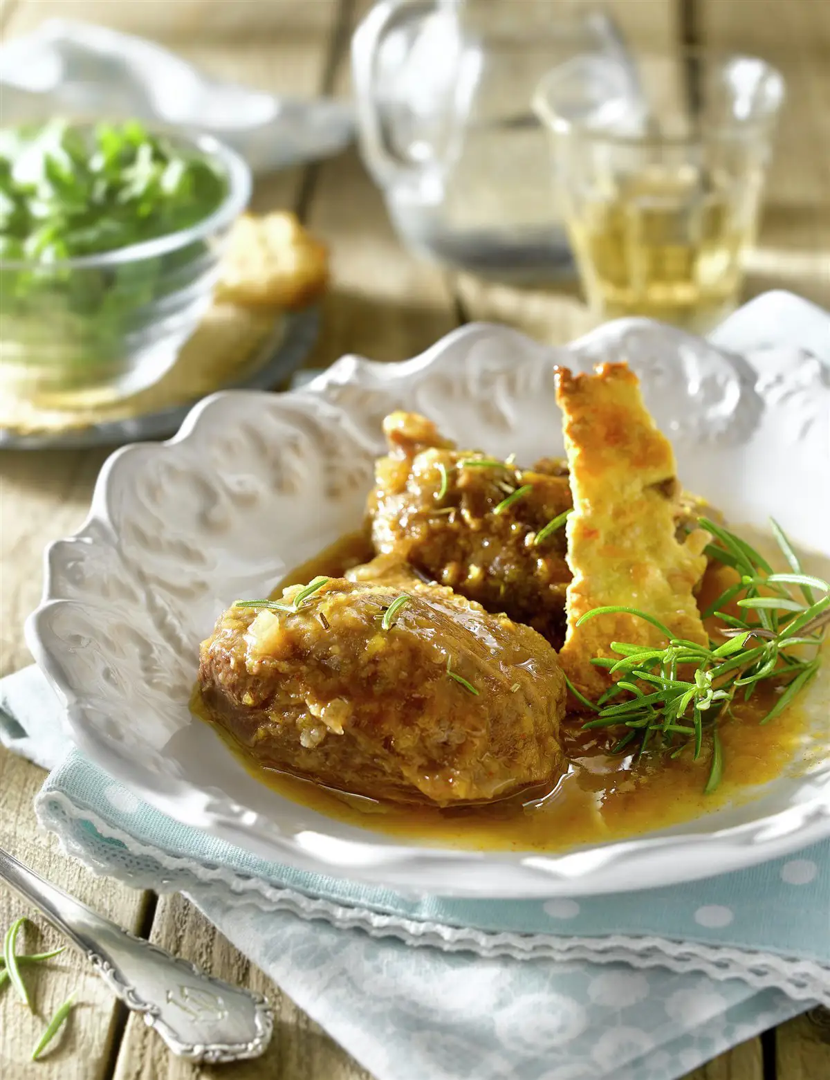 Carrilleras estofadas con patata, calabaza y crujiente de queso