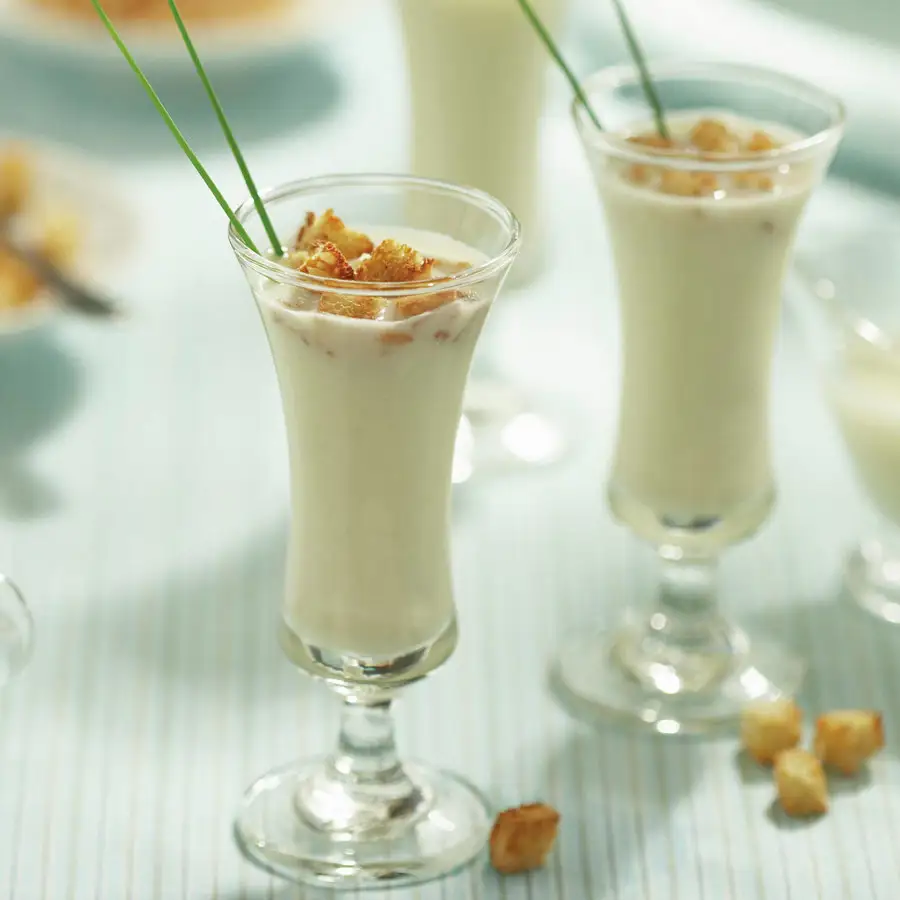 Chupitos de ajoblanco con almendras y pan frito