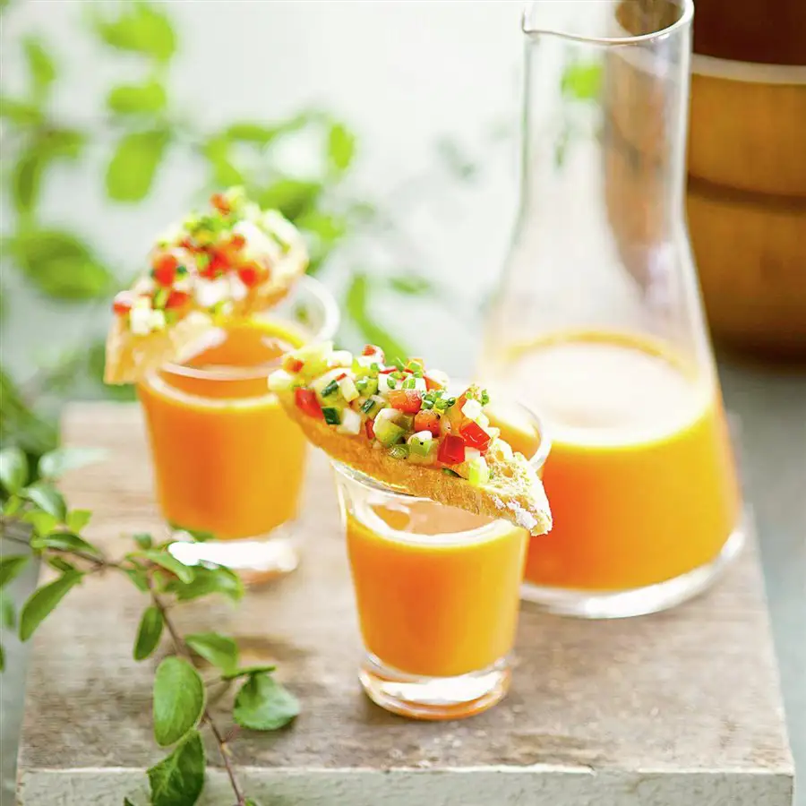 Vasitos de gazpacho con tostas de picadillo