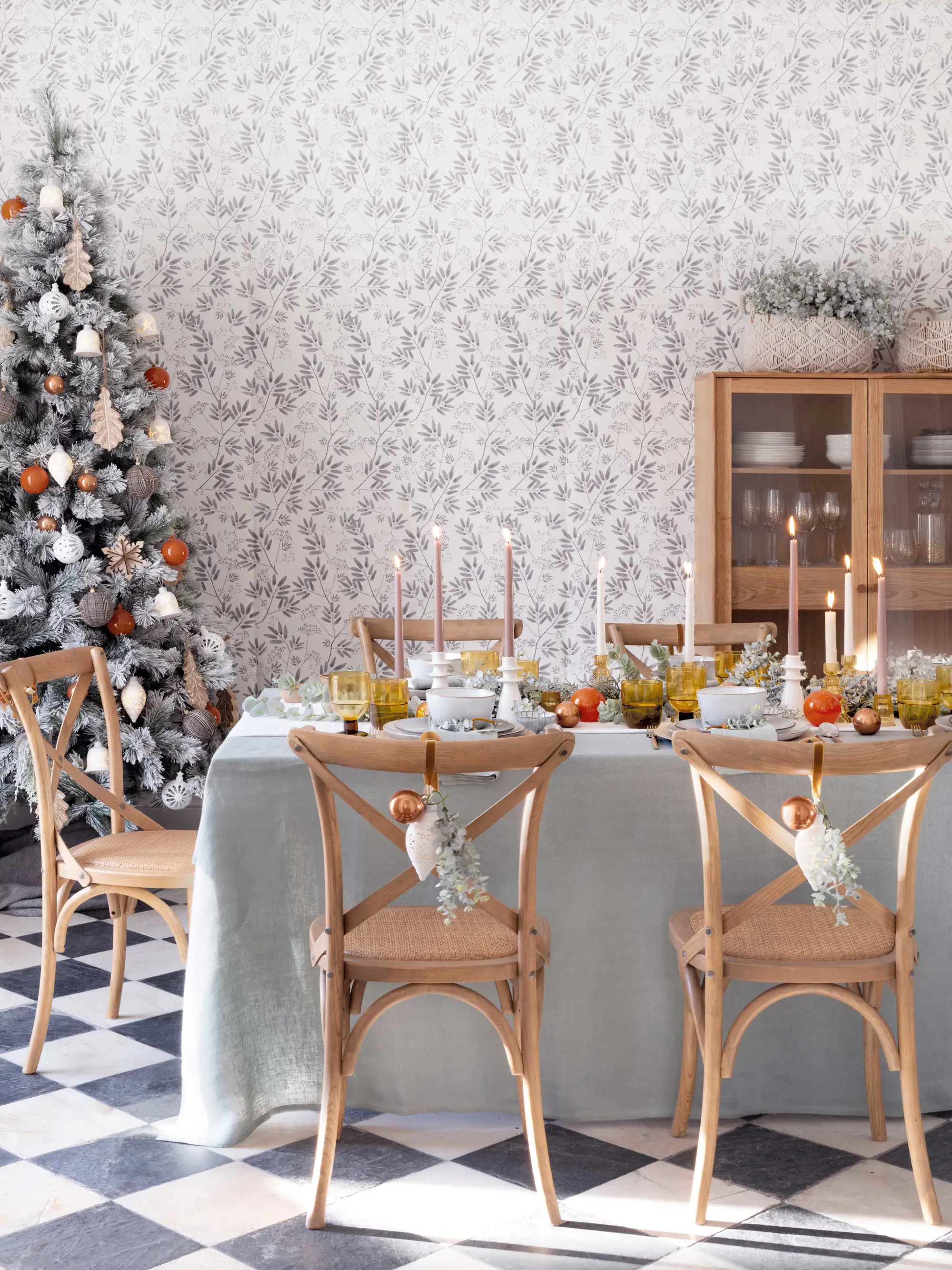 Comedor navideño con árbol nevado y bolas naranjas