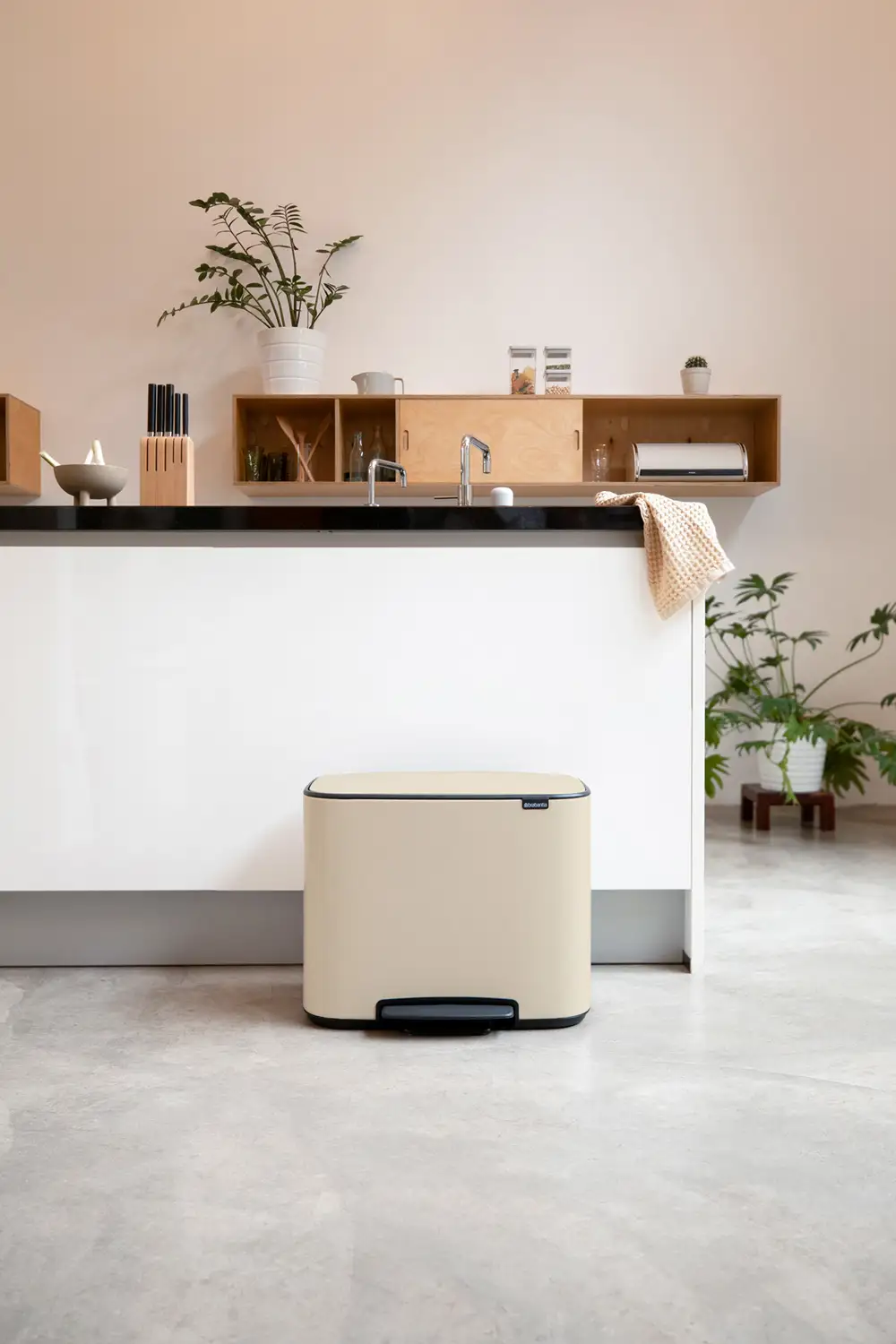 Cubo Bo Pedal Bin, 36L, en acabado Soft Beige de Brabantia