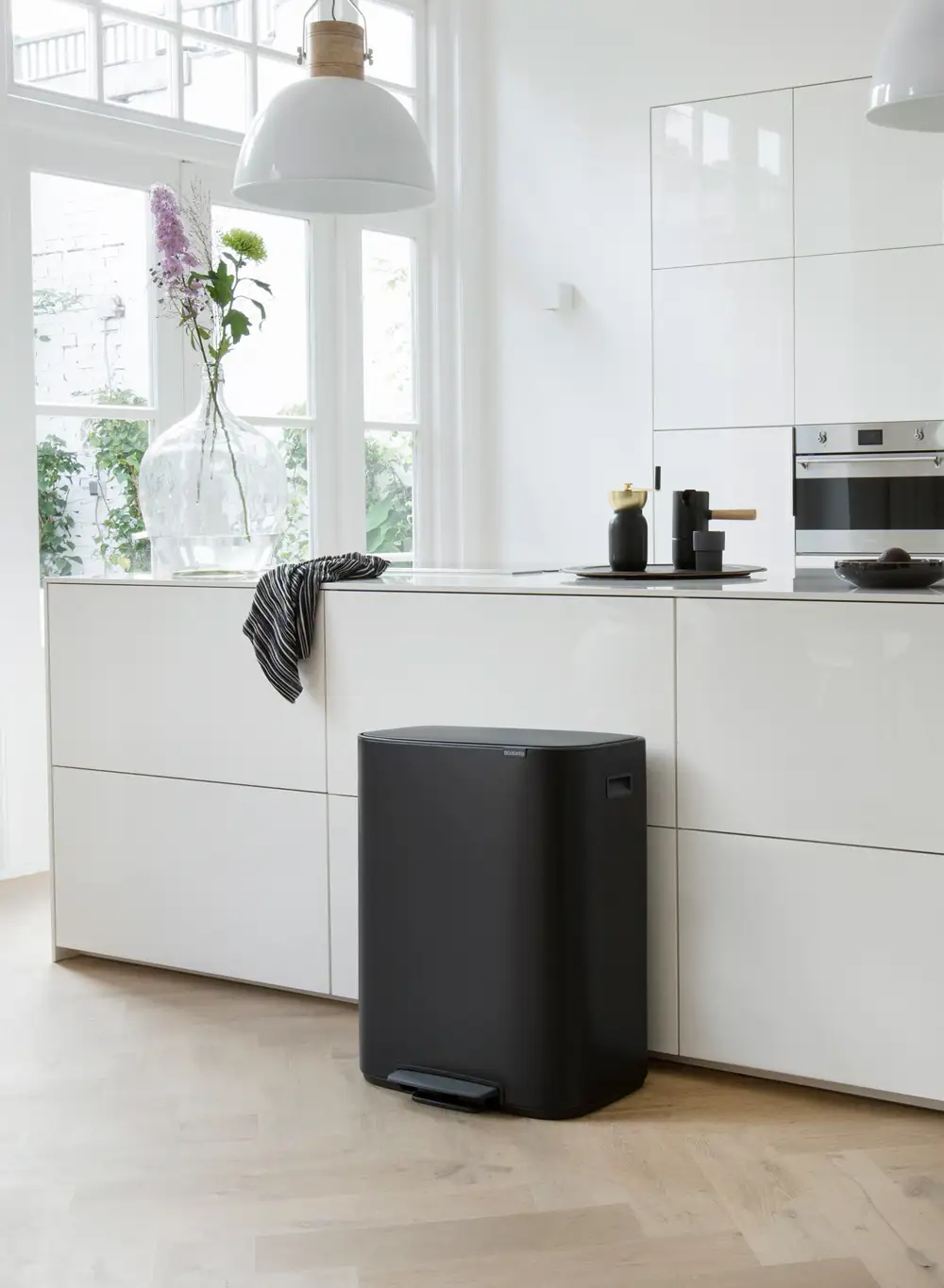 Cubo Bo Pedal Bin, 60L, en acabado Matt Black de Brabantia