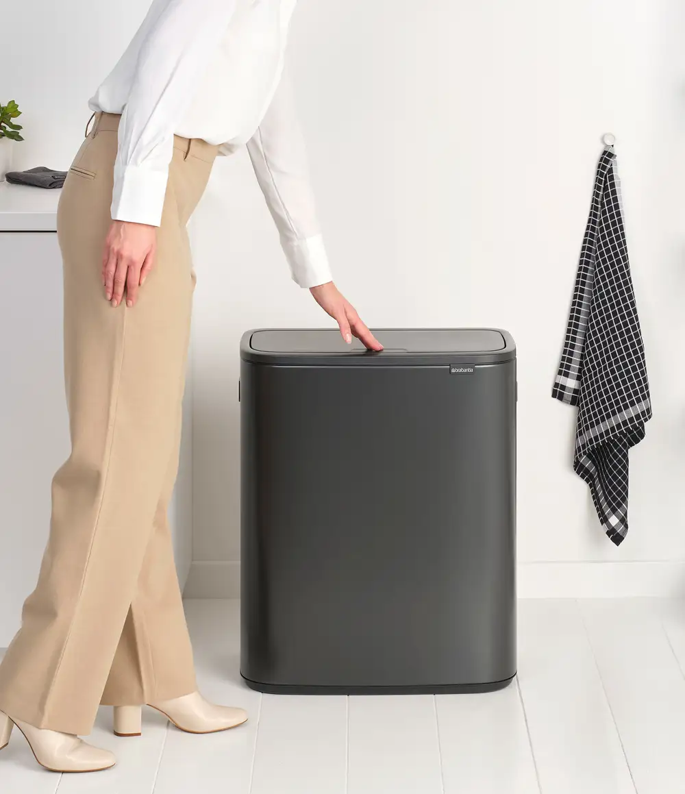 Cubo Bo Touch Bin, 60L, en acabado Confident Grey de Brabantia