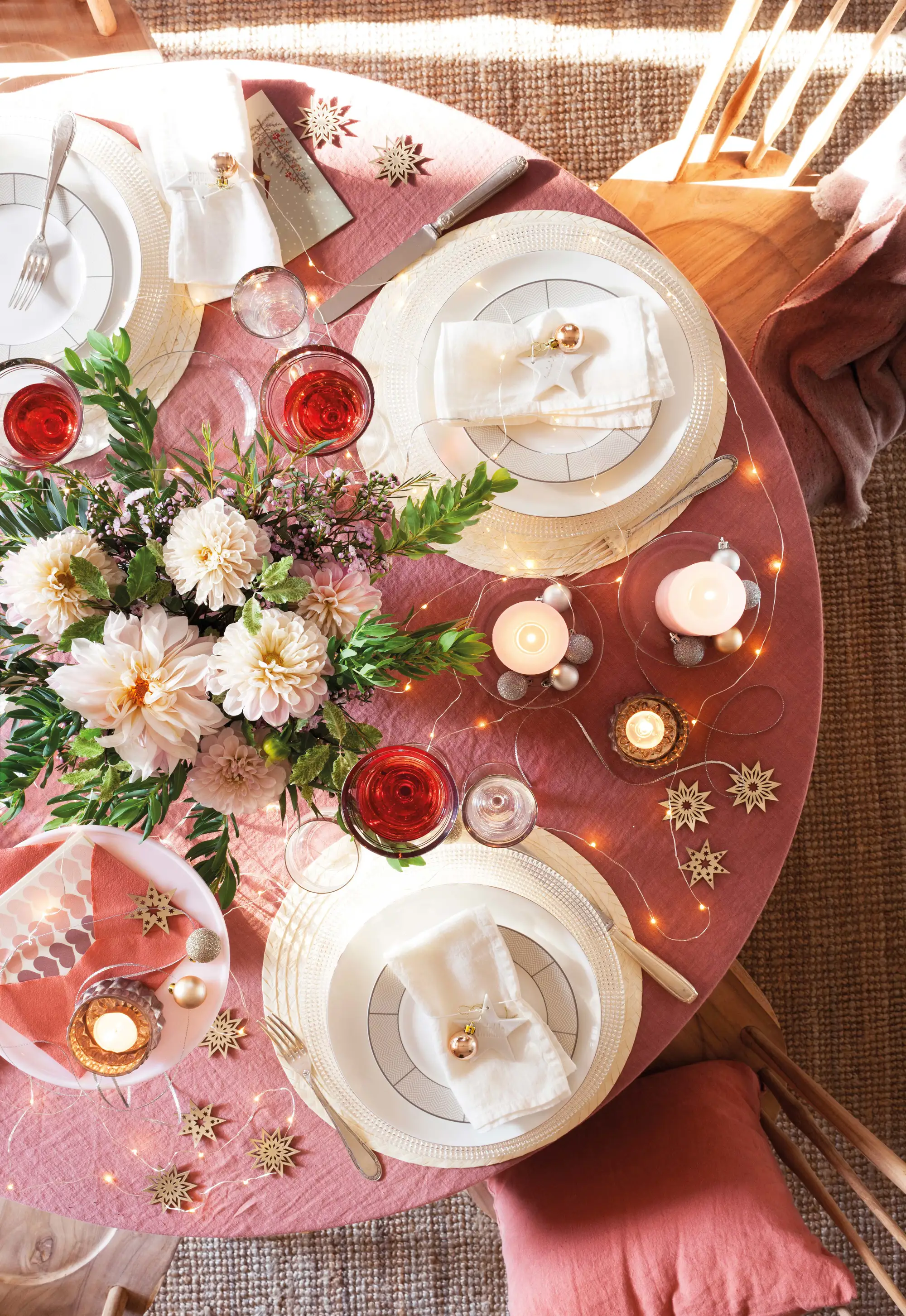 Detalle de mesa navideña con mantel rosa