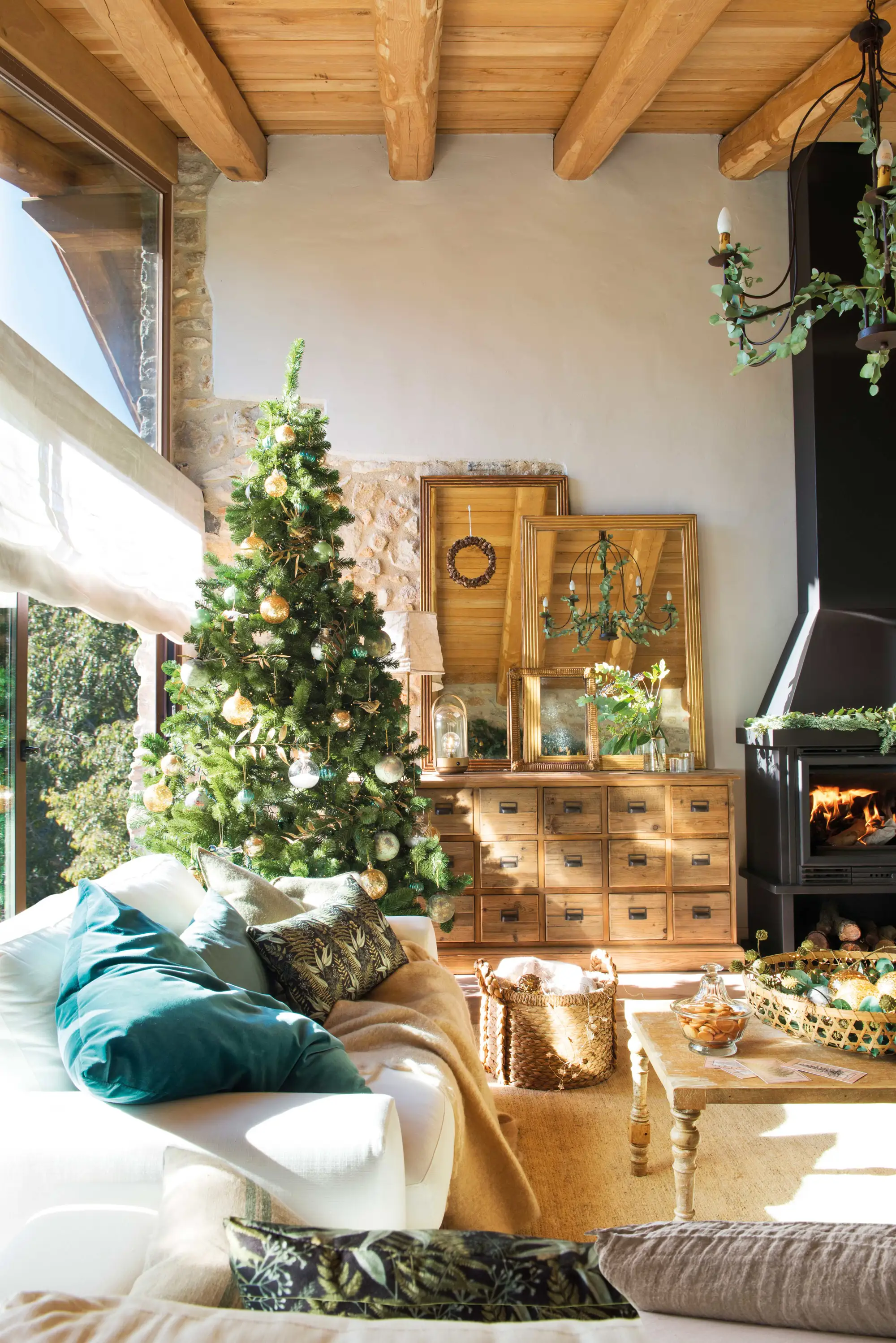 Detalle de salón con cómoda de madera y árbol de Navidad