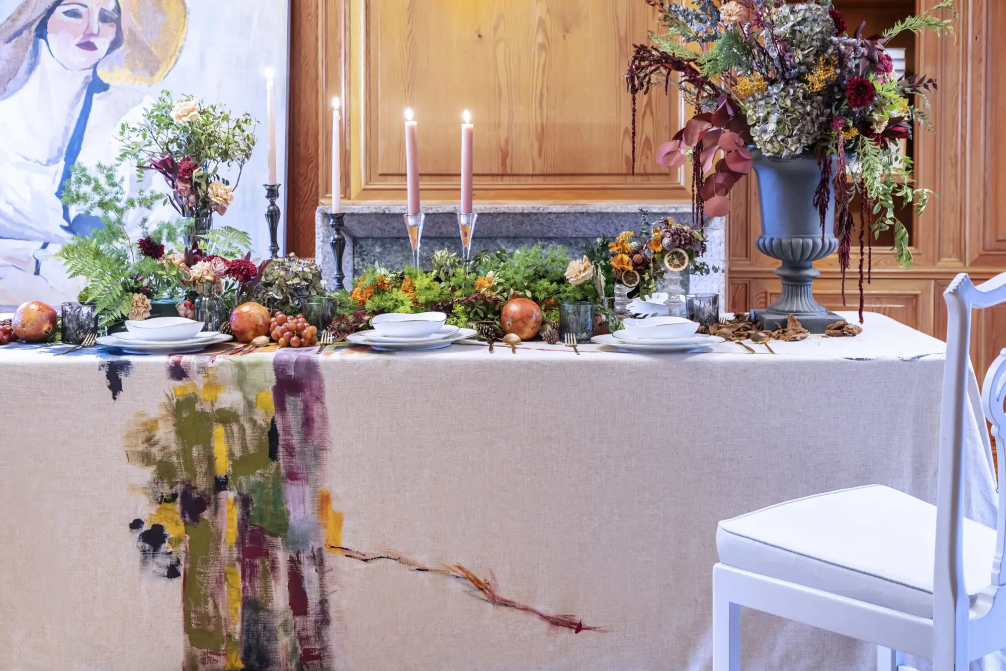 Mesa navideña decorada con adornos naturales y mantel de lino pintado