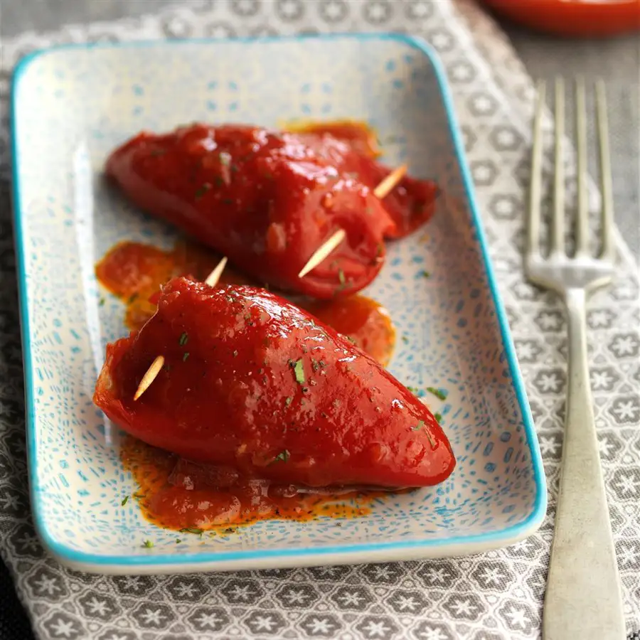 Pimientos del piquillo rellenos de gambas y pisto