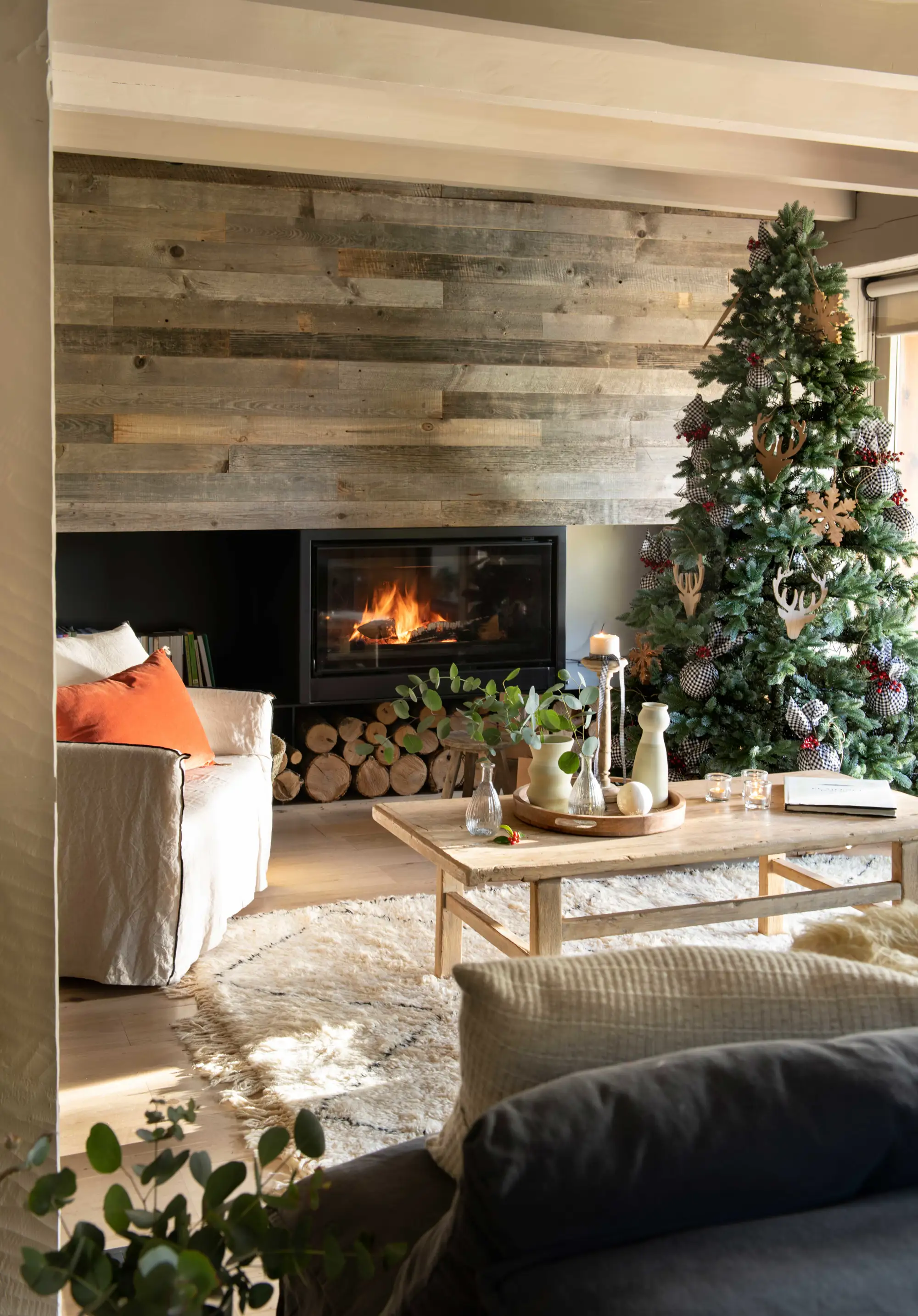 Salón rústico con chimenea y árbol de Navidad