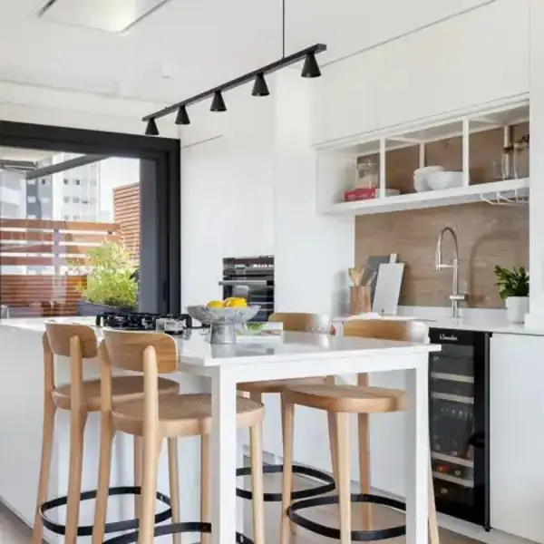 Una cocina pequeña en BLANCO y MADERA que inspira calidez, estilo y armonía (y tiene una isla multifuncional)