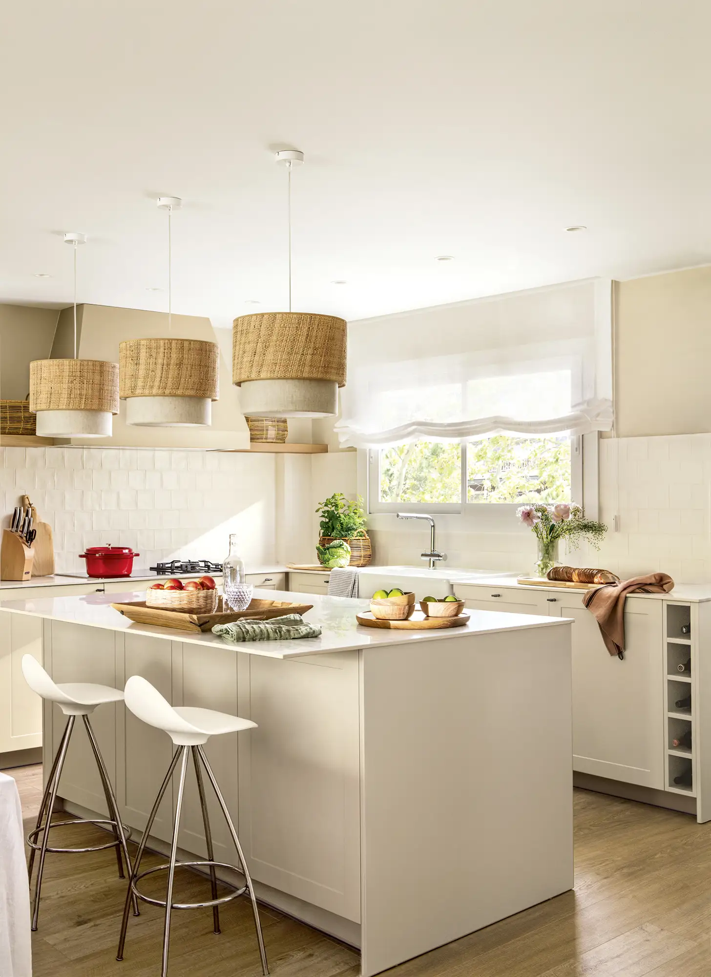 Cocina con suelo laminado de madera.