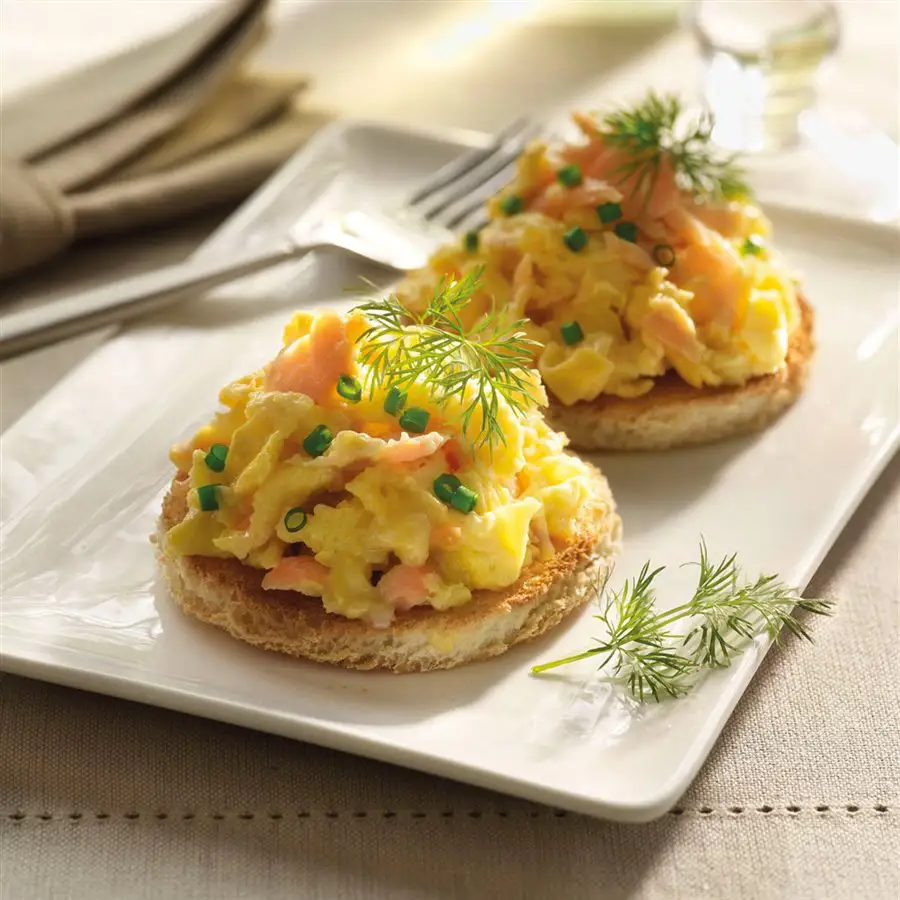 Canapés de huevos revueltos con salmón ahumado y ajetes