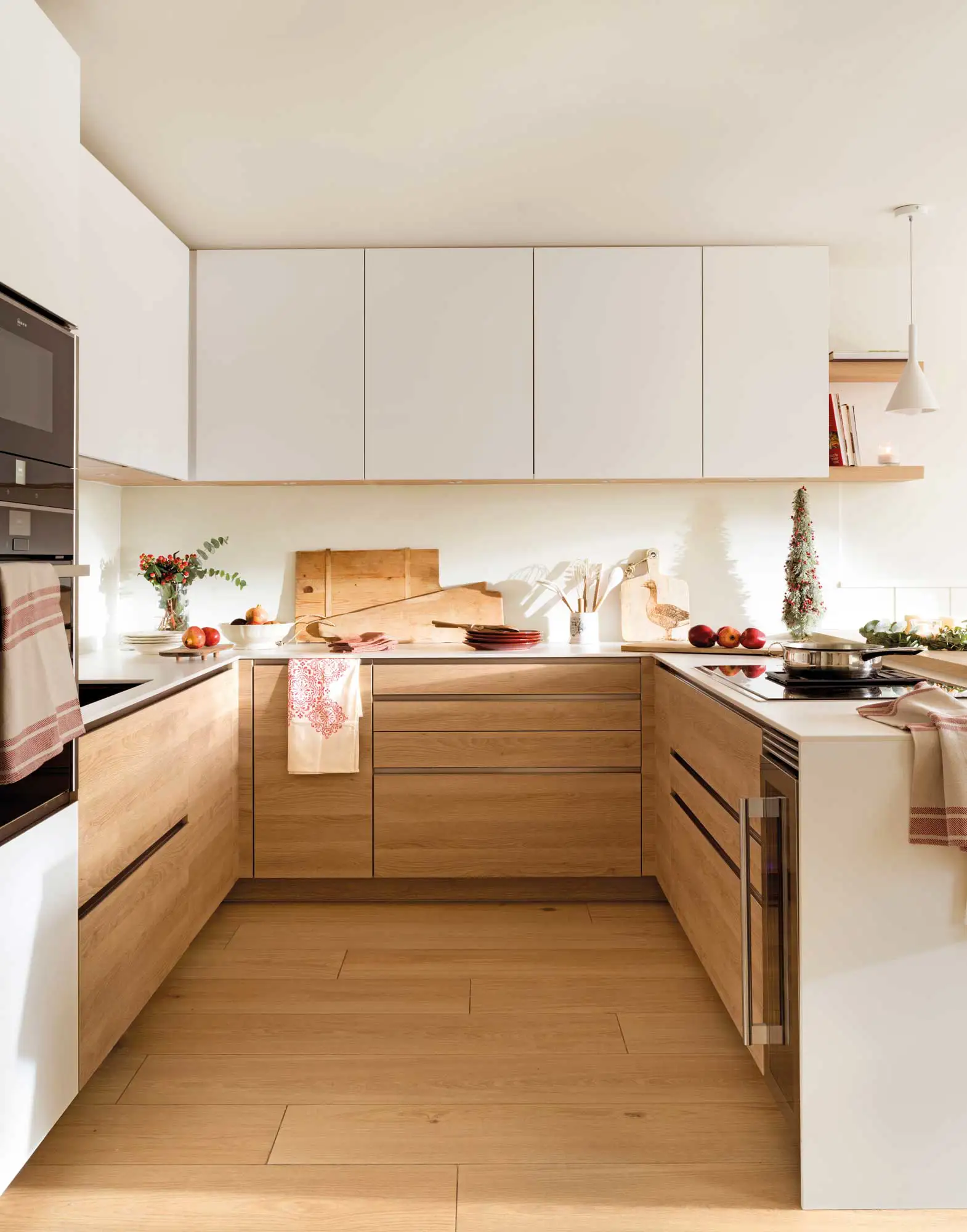 Cocina con muebles en blanco y madera.