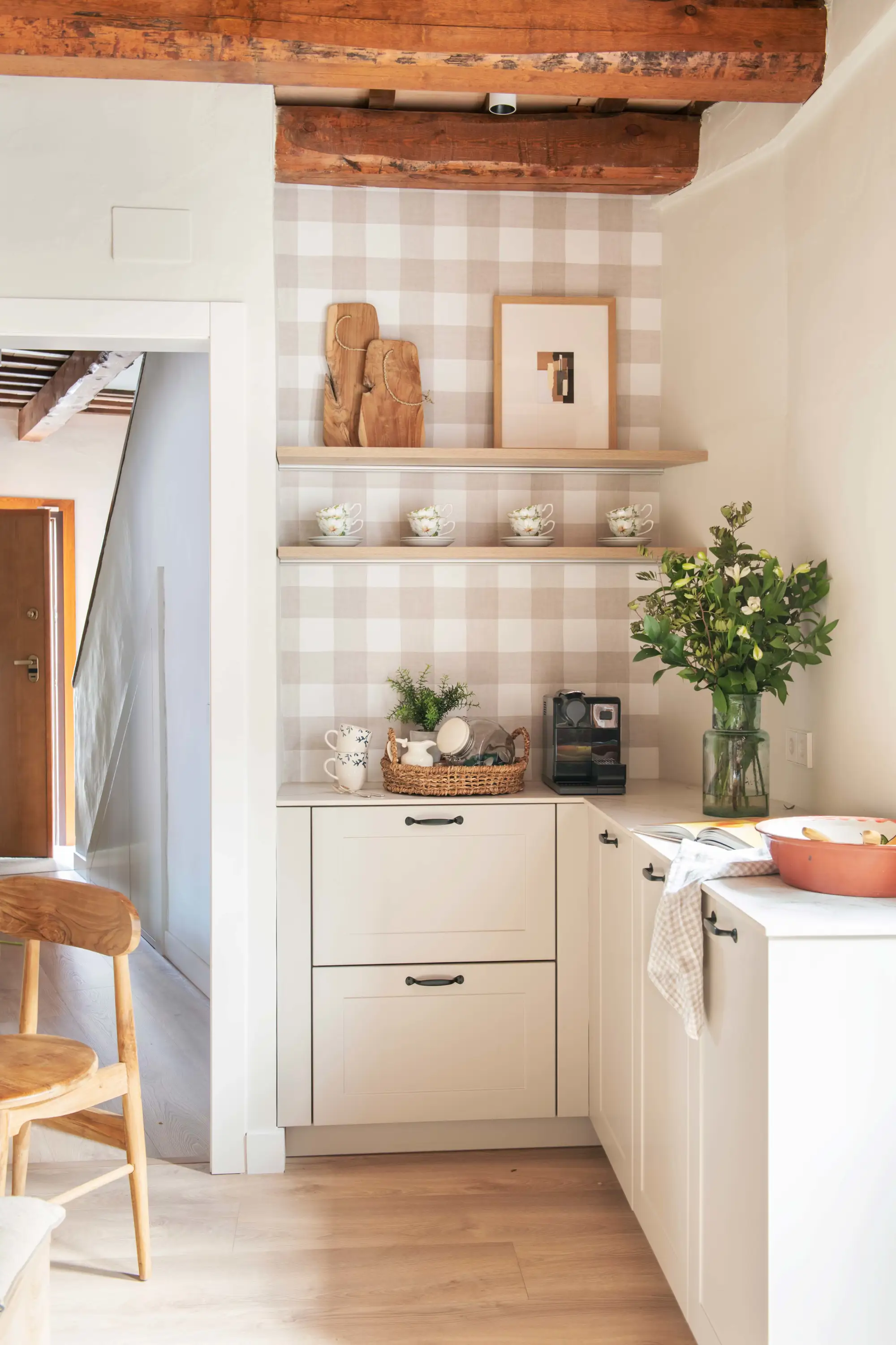 Cocina rústica con vigas de madera y rincón con papel de cuadros