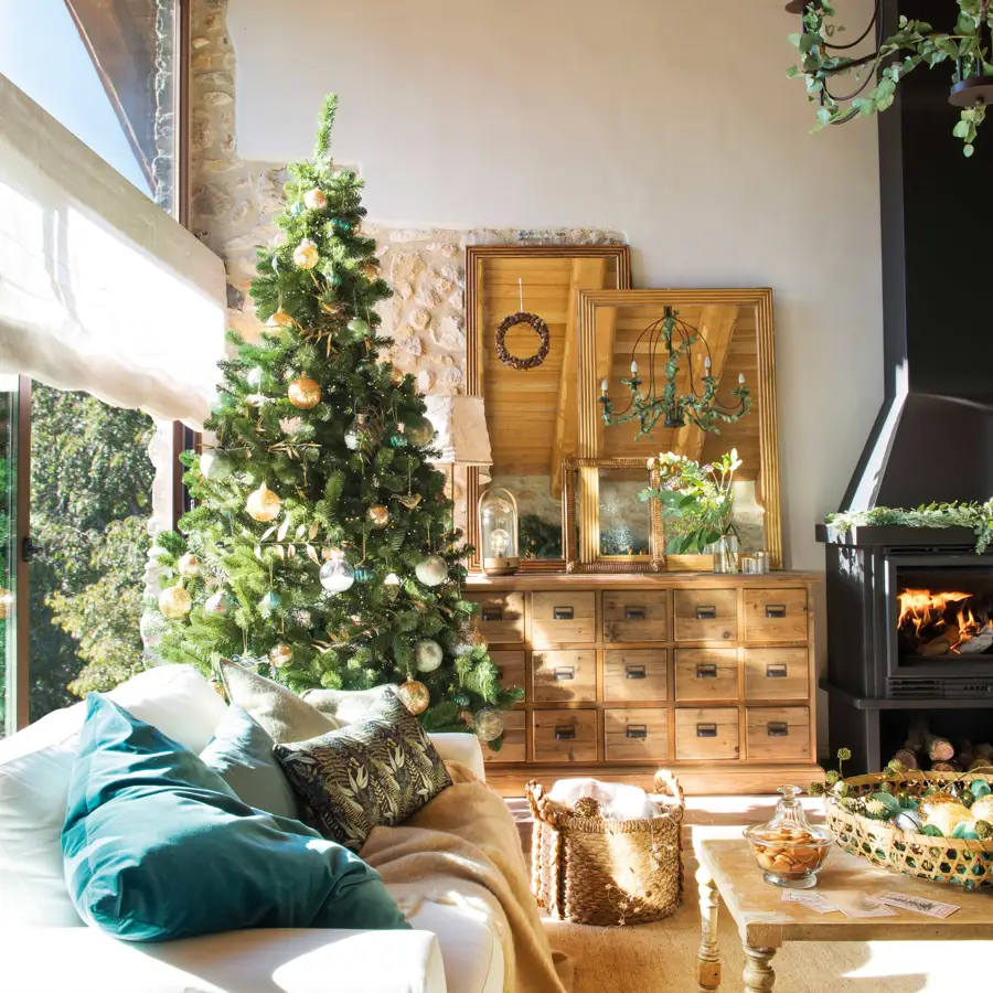 Detalle de salón con cómoda de madera y árbol de Navidad