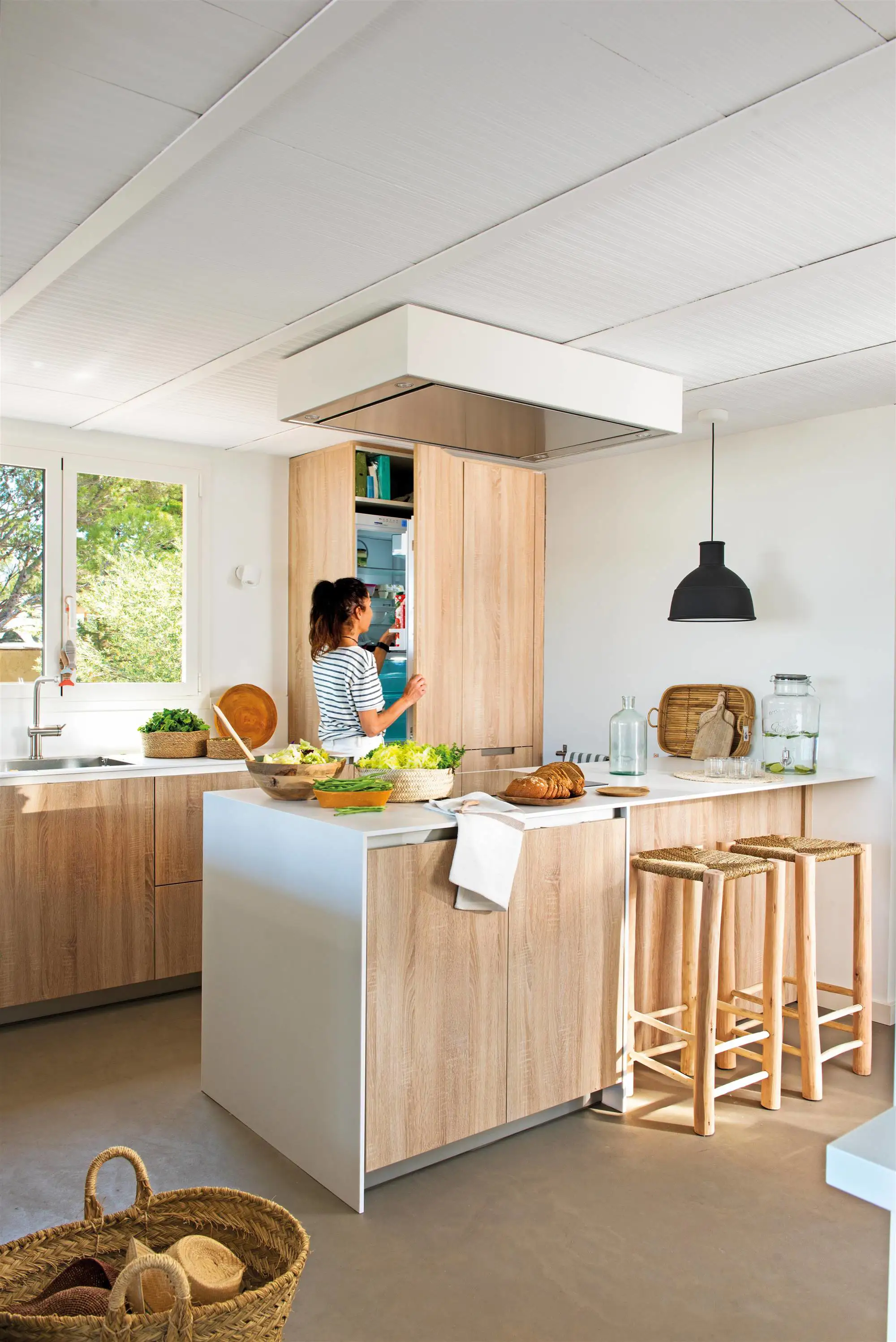 Cocina con electrodomésticos panelados.