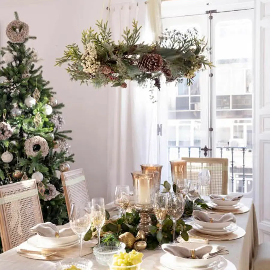 Mesa navideña con mantel blanco