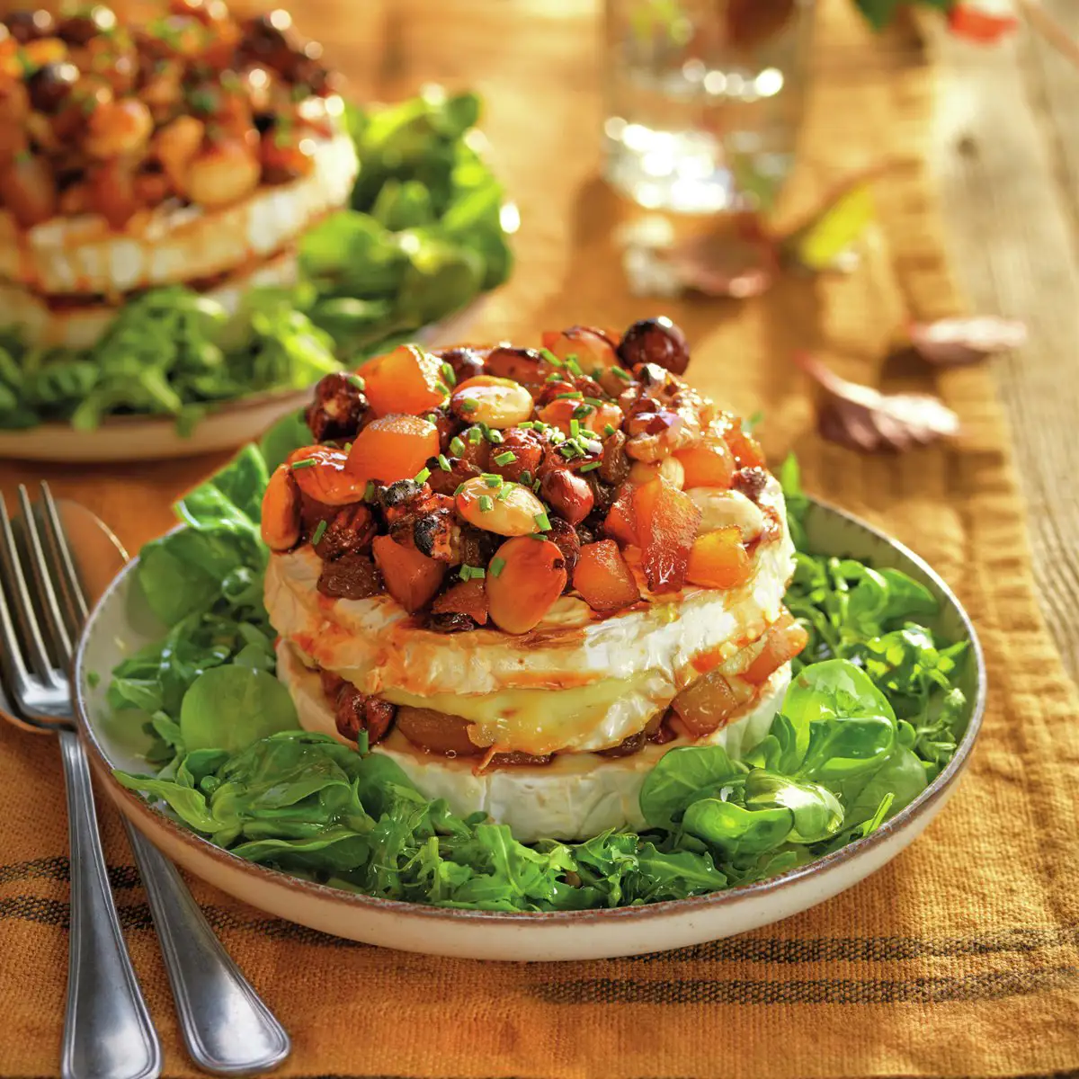 Queso camembert al horno con pera caramelizada y frutos secos