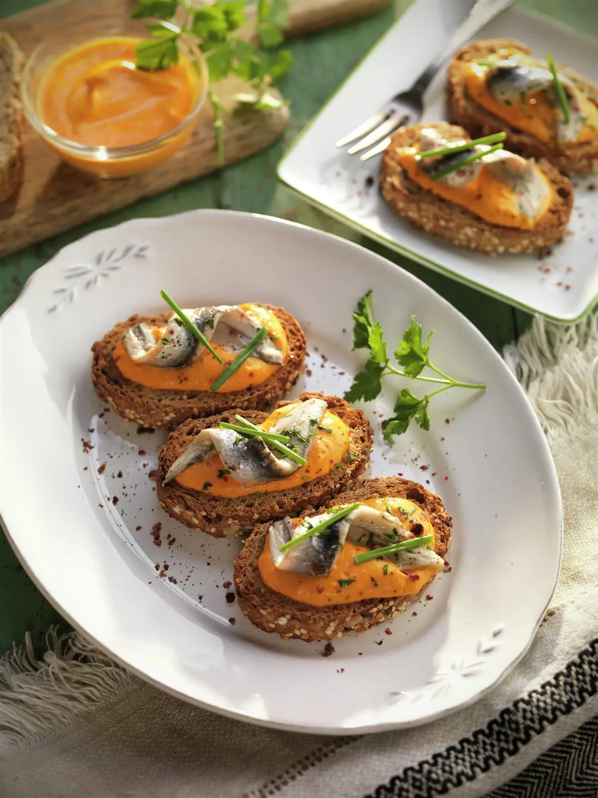 Tostas de salmorejo y boquerón