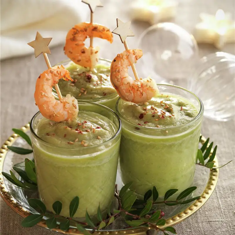 Chupitos de crema de aguacate y langostinos