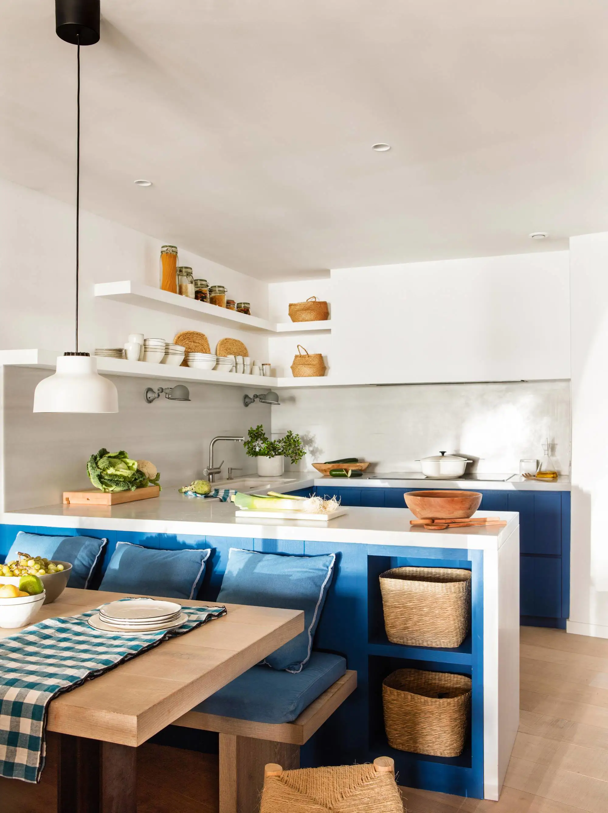 Cocina pequena en blanco y azul con office 