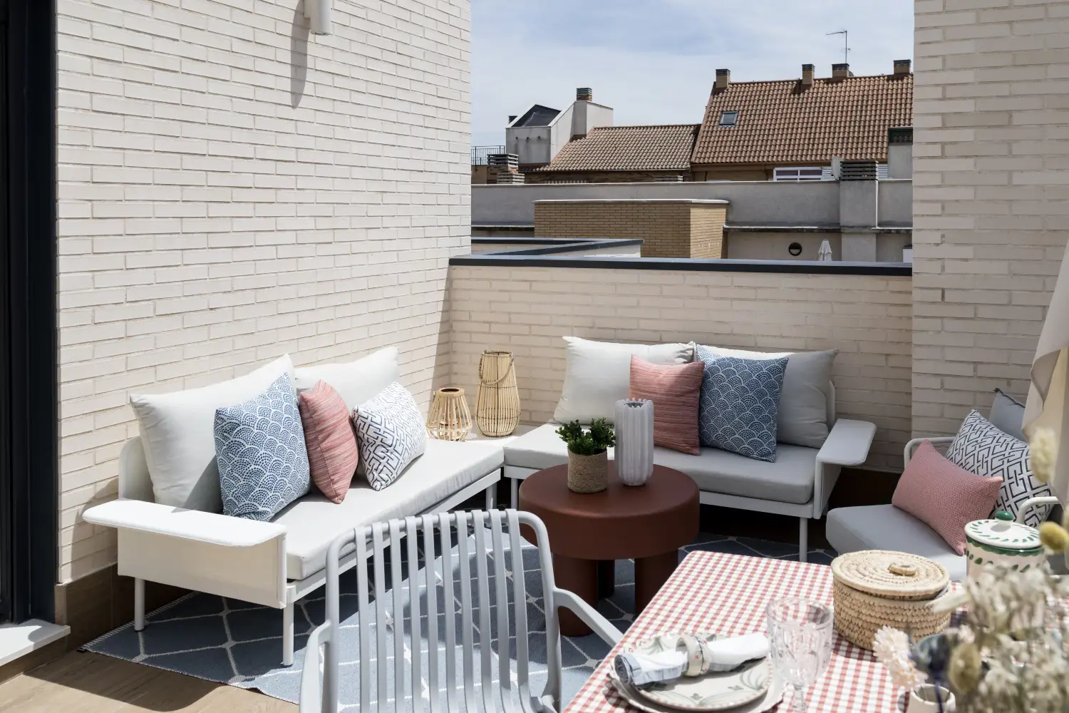 Una terraza con zona de estar y comedor