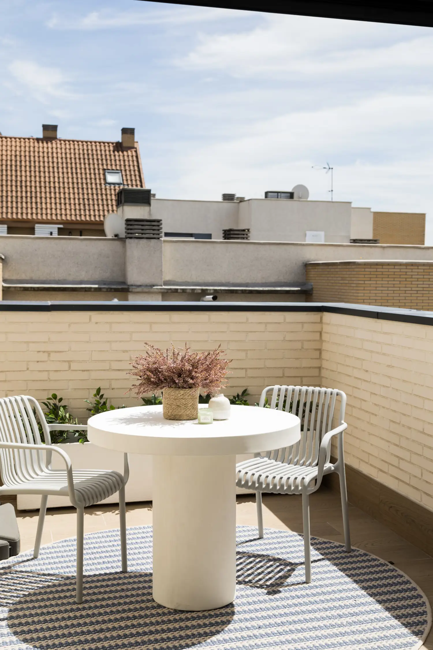 Una terraza con mesita de café