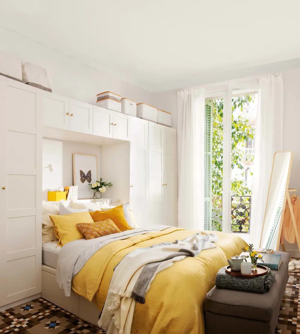Dormitorio pequeño con armario tipo puente