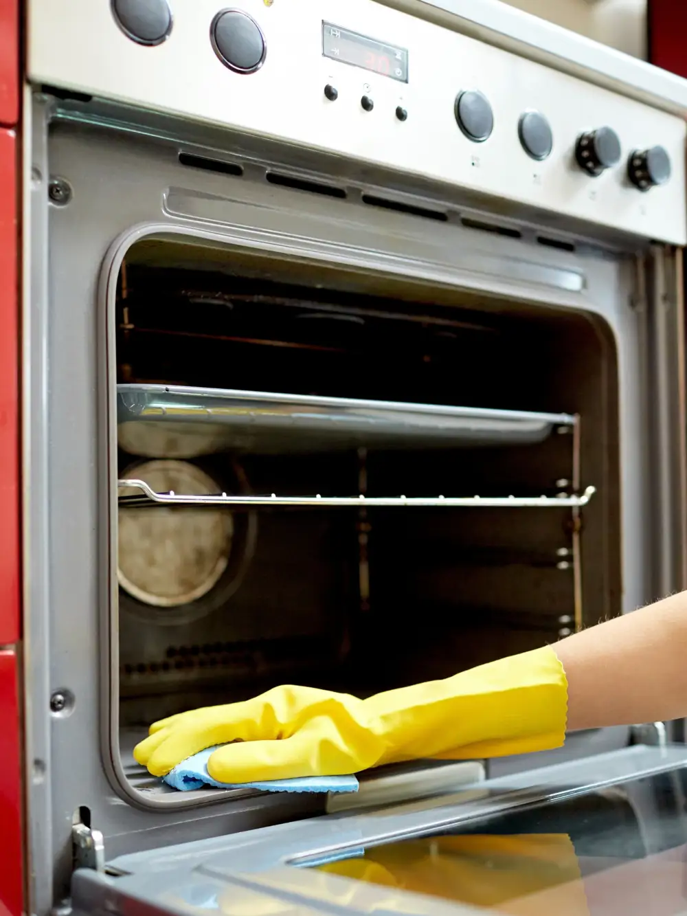 Limpiando horno por dentro