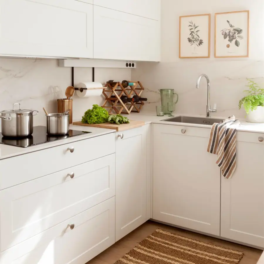 Cocina pequeña con muebles lacados en colores claros