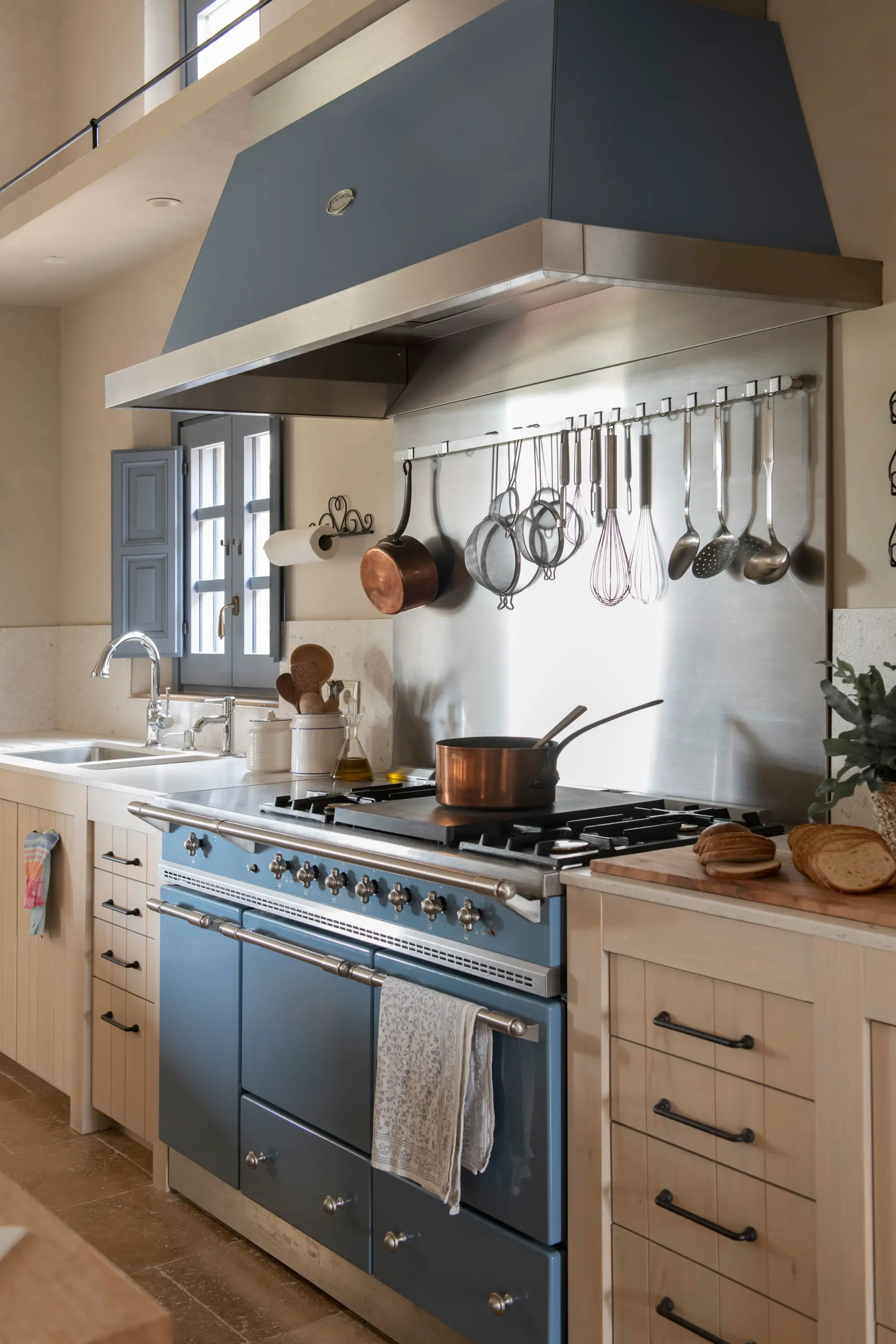 Cocina vintage en blanco y azul con campana