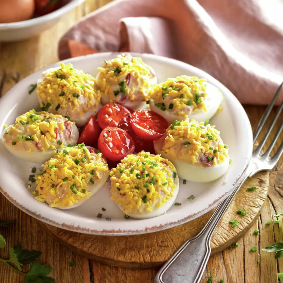 Huevos rellenos de atún, pimiento y cebolleta