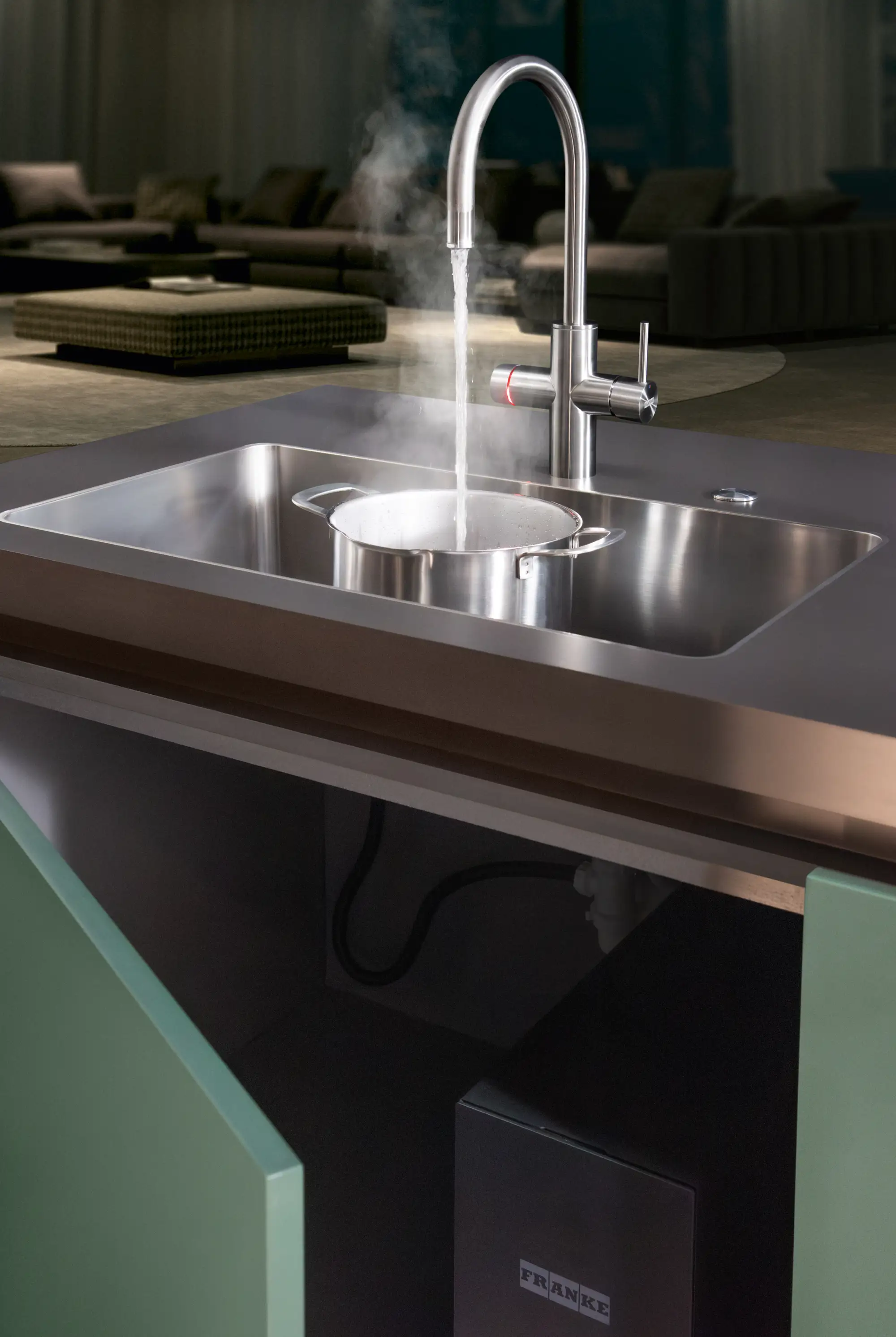 Cocina de acero inoxidable con grifo Mythos Water Hub de Franke con agua filtrada hirviendo