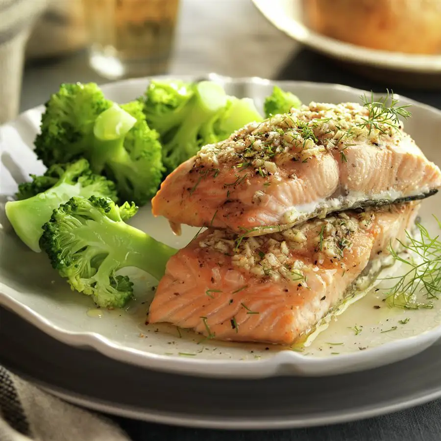 Salmón al horno con brócoli