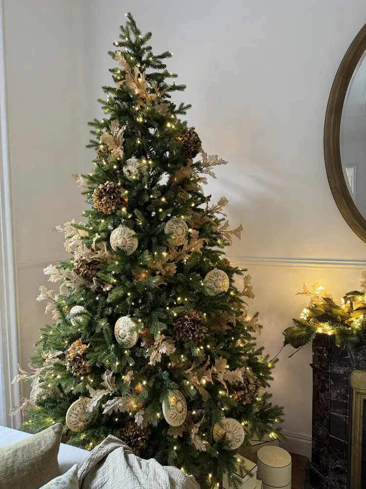 Árbol de Navidad decorado en tonos suaves